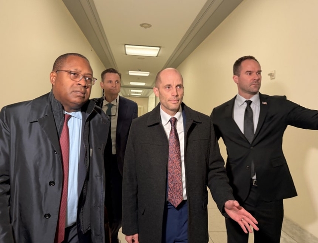 해롤드 로저스 쿠팡 한국법인 임시 대표(가운데)가 23일(현지시간) 미국 워싱턴DC의 연방 하원 법사위 회의장에 비공개 증언을 하기 위해 들어가고 있다. 연합뉴스