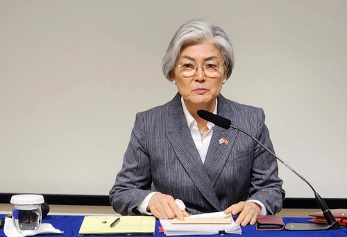 24일(현지시간) 강경화 주미대사가 미국 워싱턴DC 한국문화원에서 열린 한국 특파원단 간담회에서 발언하고 있다.  연합뉴스