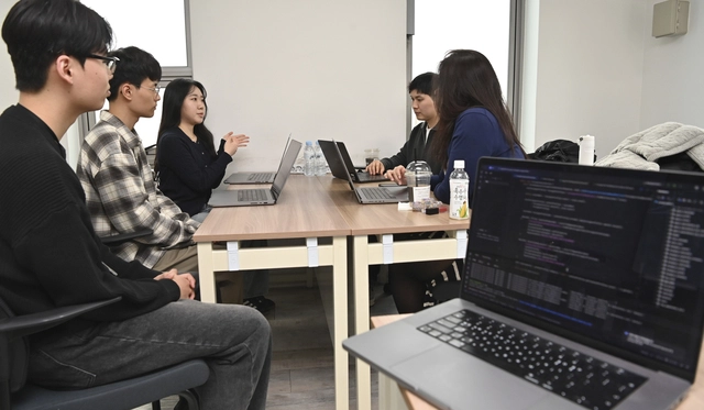 교육생들이 현직 실무진과의 멘토링에서 질문을 하고 있다.  백동현 기자