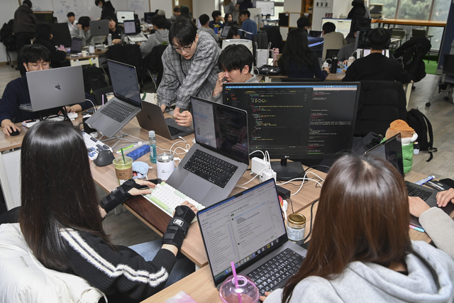 지난 4일 서울 강남구의 한 사무실에서 현대차그룹 소프티어 부트캠프 7기 교육생들이 팀 단위로 모여 프로젝트를 수행하고 있다.  백동현 기자