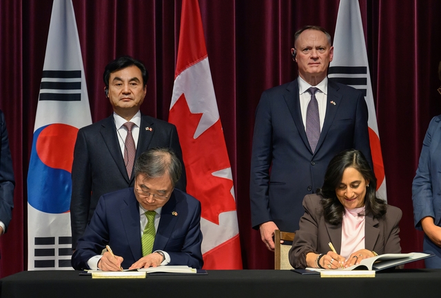 25ÀÏ ¿ÀÈÄ(ÇöÁö½Ã°£) ij³ª´Ù ¿ÀŸ¿Í¿¡¼ ¿¸° Á¦2Â÷ ÇÑ¡¤Ä³³ª´Ù ¿Ü±³¡¤±¹¹æ(2+2) Àå°üȸÀÇ¿¡ ÀÌ¾î ¾ç±¹ ¿Ü±³Àå°üÀÌ ÇÑ¡¤Ä³³ª´Ù ±º»ç¡¤±¹¹æ ºñ¹ÐÁ¤º¸ º¸È£ÇùÁ¤ ¼¸í½ÄÀ» °®°í ÀÖ´Ù. ±¹¹æºÎ Á¦°ø