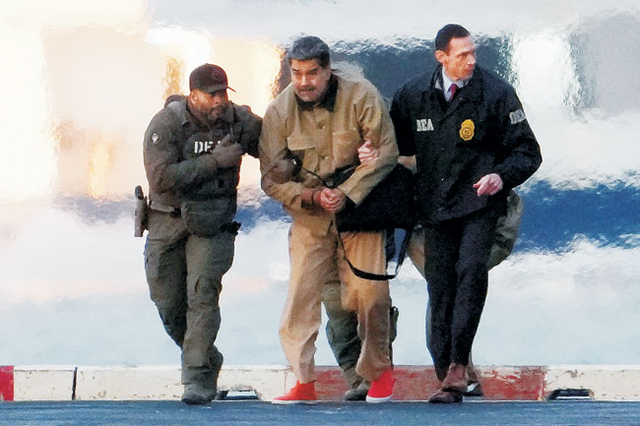 니콜라스 마두로(가운데) 베네수엘라 대통령이 지난달 5일 미 마약단속국(DEA) 요원들에게 이끌려 뉴욕 연방 법원에 처음 출석하는 모습. 미군은 마두로 대통령 체포작전에 인공지능(AI)을 활용한 것으로 알려졌다.  로이터 연합뉴스