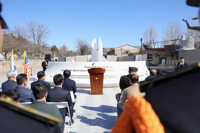 25일 서울 용산 전쟁기념관에서 6·25전쟁 정전 이후 전사한 주한미군 103명을 기리는 ‘주한미군 전사자 추모비’ 제막식을 갖고 있다. 전쟁기념사업회 제공