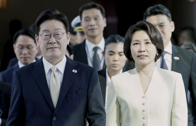 싱가포르를 국빈 방문한 이재명 대통령과 김혜경 여사가 1일 창이 국제공항에 도착한 공군1호기에서 내려 이동하고 있다. 연합뉴스