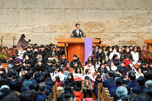 서울 강동구 명성교회가 지난 달 25일부터 나흘간 진행한 특별새벽기도회를 가득 채운 어린이, 청소년 성도들의 모습. 김하나 목사(가운데)가 설교 중이다. 명성교회 제공