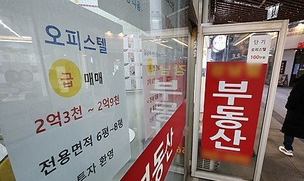 서울 강남구 부동산중개업소에 오피스텔 매물 시세표가 붙어 있는 모습. 연합뉴스