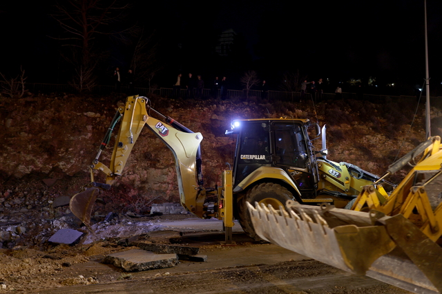 2일 이란의 미사일 공격을 받은 예루살렘 지역에서 한 중장비가 현장 정리 작업에 나서고 있다. EPA 연합뉴스