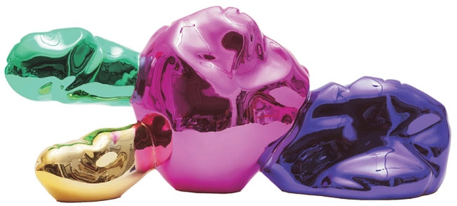 ‘기운 빠지고 조용한 움직임-핑크 라비’(2023)는 작가의 딸이 아끼던 토끼 인형에서 출발했다. 바람 빠진 인형에 슬퍼하는 딸을 위해 이를 조각으로 부활시킨 것. 청동 위에 캔디 크롬 페인트를 입혔다.