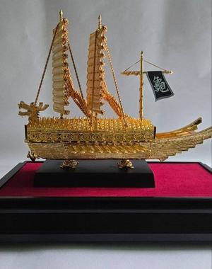 이재명 대통령, 필리핀 대통령에 ‘금 거북선’ 선물…‘탑건’ 연상 항공점퍼도