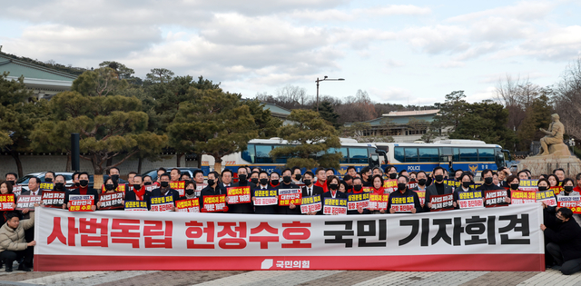 장동혁 국민의힘  대표와 송언석 원내대표 등 의원들이 3일 서울 종로구 청와대 사랑채 앞에서 ‘사법개혁 3법’에 대한 대통령의 재의요구권 행사를 촉구하며 손팻말을 들고 있다. 연합뉴스