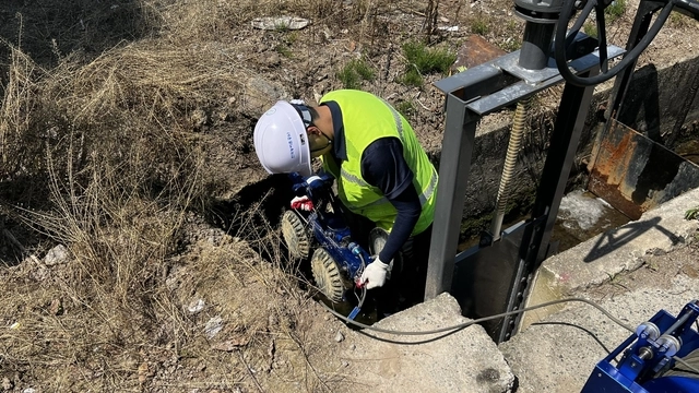 한국농어촌공사 직원들이 안전 취약 저수지를 점검하고 있다. 한국농어촌공사 제공