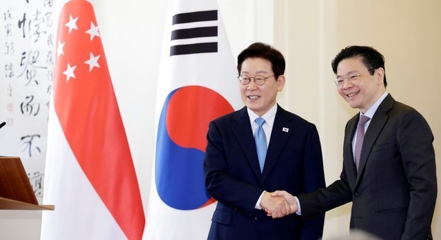 싱가포르를 국빈 방문 중인 이재명 대통령이 2일(현지시간) 싱가포르 외교부에서 로렌스 웡 총리와 공동 언론발표를 마친 뒤 악수하고 있다. 뉴시스