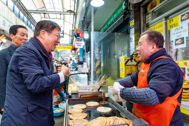 중곡제일시장을 찾은 김경호 광진구청장이 상인들과 인사를 나누며 장을 보고 있다. 광진구청 제공