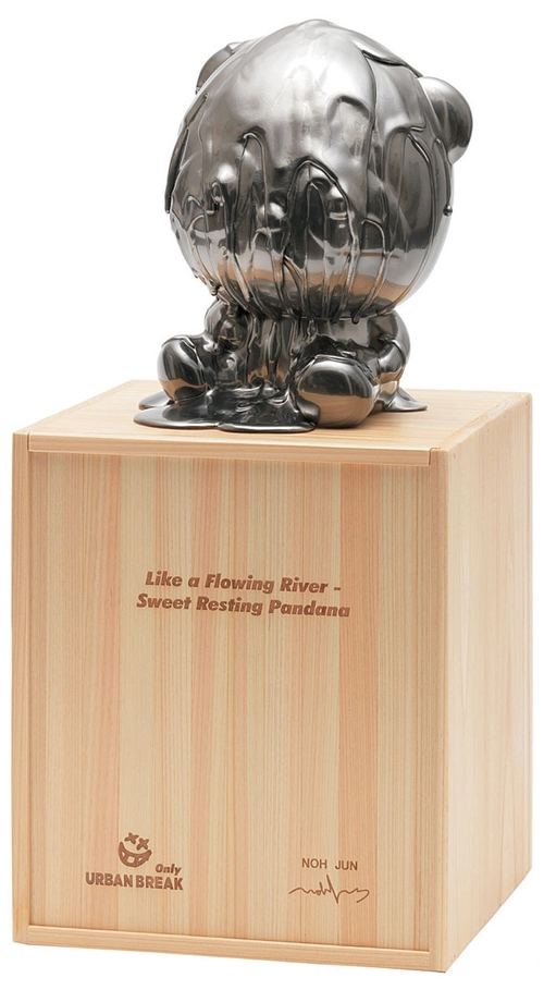 ‘흐르는 강물처럼-달콤하게 쉬는 판다나’(2022)는 나무 좌대 위에 판다를 닮은 캐릭터 판다나가 쉬고 있는 형태다. 레진 위에 크롬으로 도색했다.