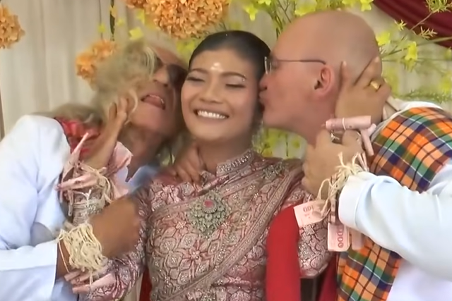 사진은 전통 혼례로 치러진 이날 결혼식에서 행복해하는 신부 킥과 두 신랑. 아마린TV