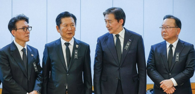 지난 1월 서울 종로구 서울대학교병원 장례식장에 마련된 이해찬 전 국무총리의 빈소에서 김민석 국무총리(왼쪽부터), 더불어민주당 정청래 대표, 조국혁신당 조국 대표, 김부겸 전 국무총리가 조문객을 맞이하고 있다. 사진공동취재단