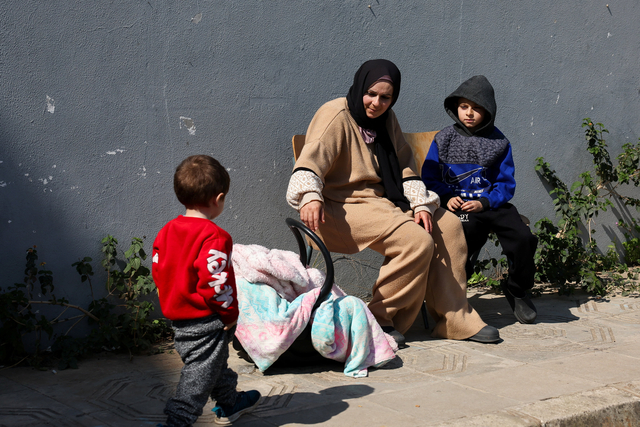 미국·이스라엘과 이란과의 충돌 속 중동 전역이 전쟁의 위협에 빠진 가운데 레바논 베이루트의 한 대피소에 입소한 한 여성이 아이들을 돌보고 있다. 로이터 연합뉴스