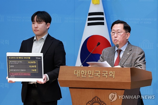 유용원(오른쪽) 국민의힘 의원이 3일 국회 소통관에서 러시아 우크라이나 전쟁과 관련해 우크라이나를 재방문한 결과를 발표하고 있다. 연합뉴스