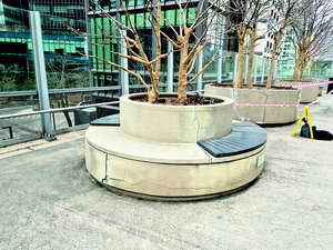 갈라진 화분에 대충 안전선만… 방치된 서울로7017