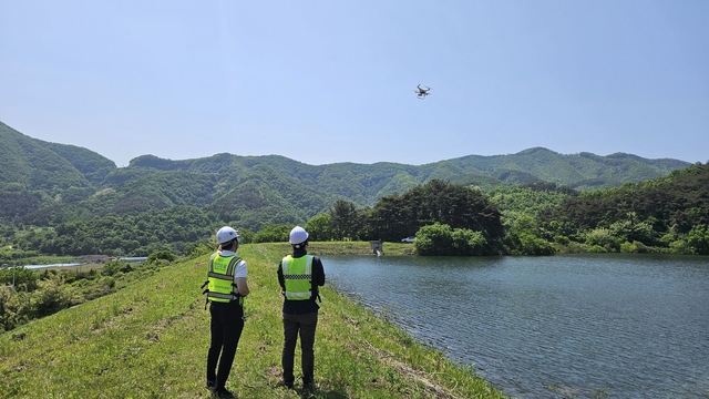 한국농어촌공사 직원들이 안전 취약 저수지를 점검하고 있다. 한국농어촌공사 제공