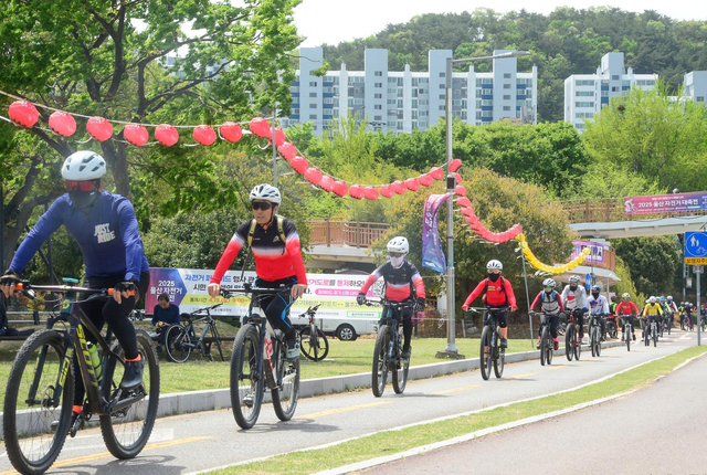 지난해 4월 열린 울산 자전거 대축전에서 시민들이 자전거를 타고 도심을 지나고 있다. 울산시청 제공
