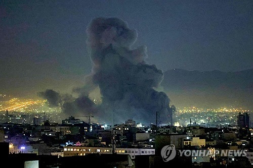 연기 피어오르는 이란 테헤란 AFP 연합뉴스