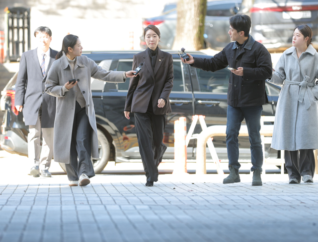 ‘1억 공천헌금’ 의혹을 받는 강선우 무소속 의원이 3일 서울 서초구 서울중앙지방법원에서 열린 구속 전 피의자 심문(영장실질심사)에 출석하고 있다. 연합뉴스