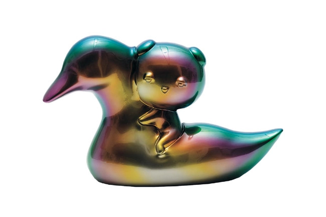 ‘세상에서 가장 달콤한 동반자-아노다이징 처리된 슬리부’(2022)는 수영을 못 하는 강아지 슬리부가 앞을 못 보는 오리의 등에 올라타 함께 강을 건너는 모습을 형상화했다.