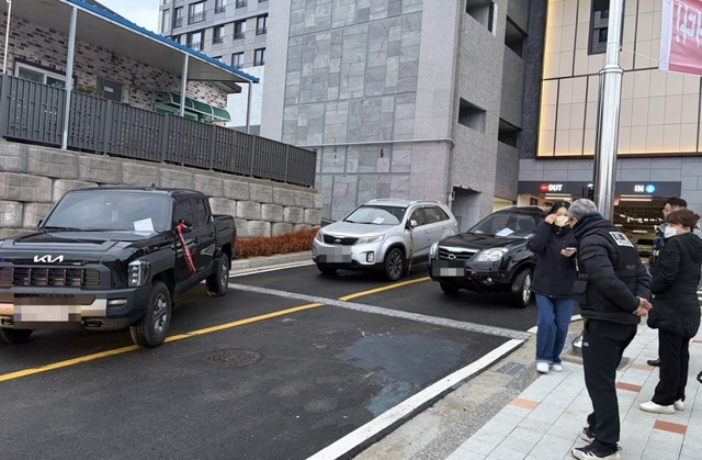 아파트 출입로 막은 차량들. 연합뉴스(독자 제공)