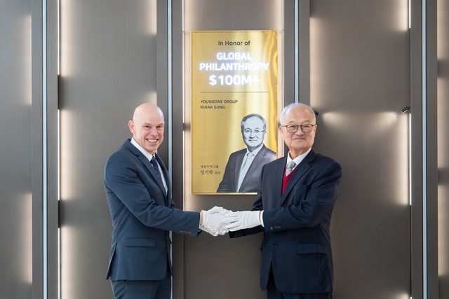 3일 서울 영등포구 여의동 월드비전 서울 본부에서 성기학(오른쪽) 영원무역그룹 회장과 앤드류 몰리(왼쪽) 월드비전 국제총재가  ‘글로벌 필란트로피월’ 제막식 행사를 하고 기념 사진을 찍고 있다. 영원무역그룹 제공