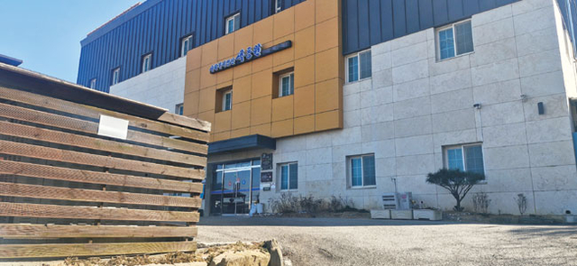 지난달 25일 인천 강화군 길상면 소재 중증장애인 거주시설 색동원 정문이 굳게 닫혀 있다.  지건태 기자