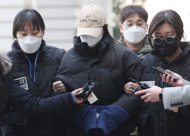 서울 강북구 수유동 모텔에서 남성 2명을 숨지게 한 혐의를 받는 20대 여성 A씨가 지난 2월 12일 서울북부지법에서 영장실질심사를 받기 위해 출석하고 있는 모습. 연합뉴스