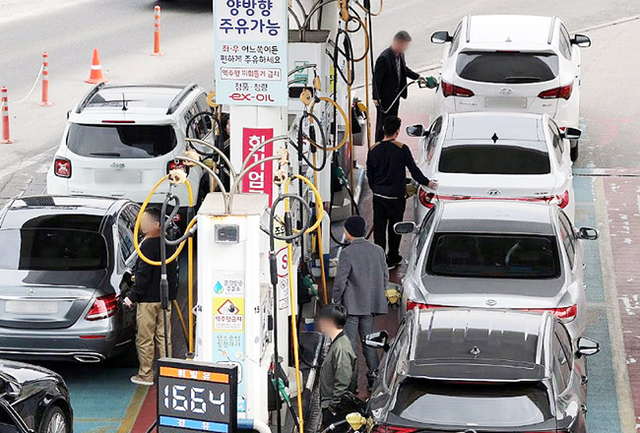 1일 서울 서초구 만남의광장 주유소에서 시민들이 차량에 기름을 넣고 있다. 연합뉴스