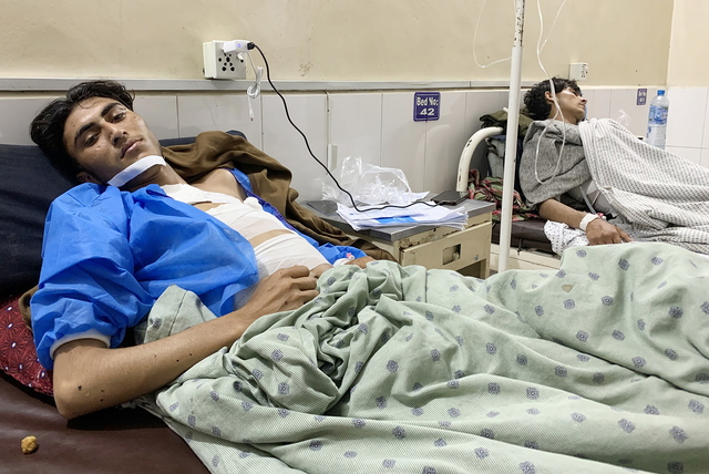 3일 아프가니스탄 잘랄라바드의 한 병원에서 환자가 치료를 받고 있다. EPA 연합뉴스