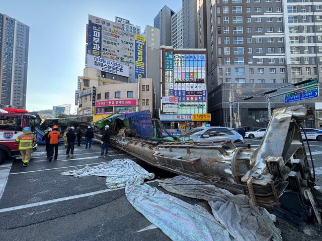 4일 대구 수성구 만촌네거리 공사 현장에 천공기가 쓰러져 있다. 대구소방본부 제공
