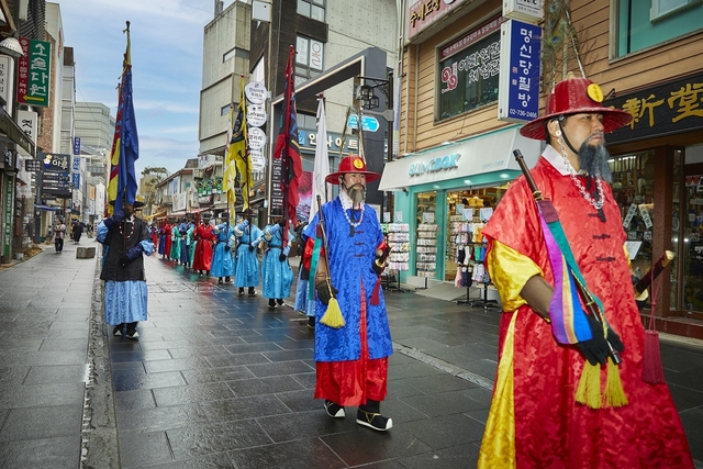 광화문 월대에서 출발한 수문장 순라군이 인사동 문화의거리 일대를 순찰하며 전통 순라의식을 재현하고 있다. 종로구청 제공