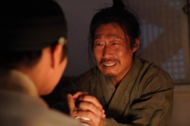 유배지 촌장 엄흥도 역을 맡은 배우 유해진은 “마치 조선시대에 사는 사람을 데리고 온 것 같다”는 호평을 받았다.