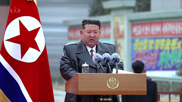 김정은 북한 국무위원장이 지난 1일 당 제9차대회 후 첫 경제현장 행보로 상원세멘트연합기업소를 축하방문해 종업원들에게 격려 연설을 했다고 조선중앙TV가 2일 보도했다. 조선중앙TV 연합뉴스