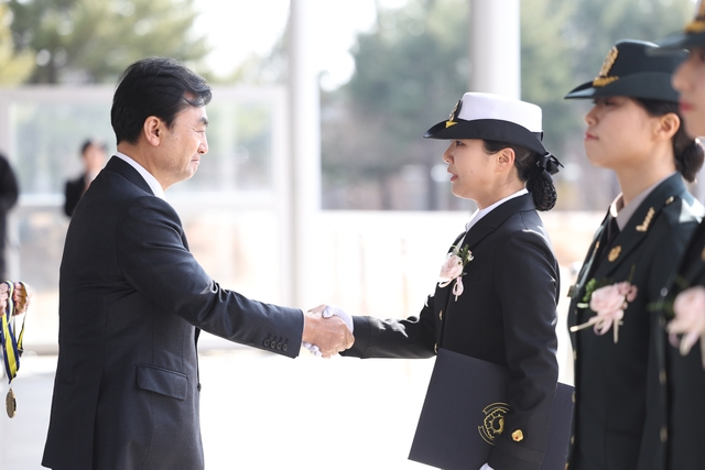 안규백(왼쪽) 국방부장관이 4일 오후 대전에서 열린 국군간호사관학교 제66기 졸업 및 임관식에서 대통령상을 수상한 박희지(왼쪽 두번째) 해군소위를 축하하며 악수를 나누고 있다. 국방부 제공