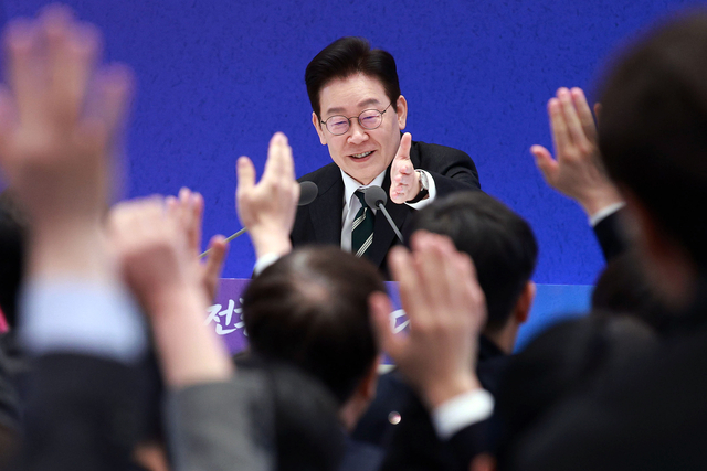 이재명 대통령이 1월 21일 오전 청와대 영빈관에서 ‘함께 이루는 대전환, 모두 누리는 대도약’ 주제로 열린 신년 기자회견에서 질문 신청을 받고 있다. 뉴시스