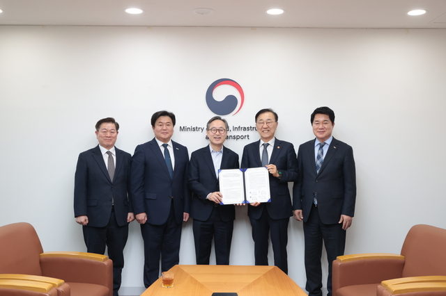 유성훈(가운데) 서울 금천구청장과 박준희(오른쪽) 관악구청장, 박승원(왼쪽) 경기 광명시장, 임병택(왼쪽 두번째) 시흥시장이 3일 김윤덕(오른쪽 두 번째) 국토교통부 장관을 만나 ‘신천신림선 제5차 국가철도망 구축계획 반영 및 조기 추진 촉구 공동건의문’을 전달하고 기념 촬영을 하고 있다. 금천구청 제공