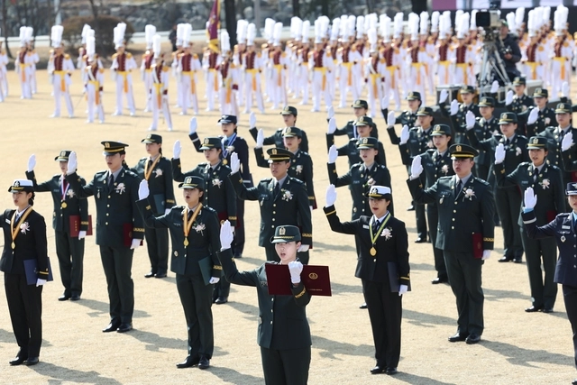 4일 오후 대전에서 개최된 국군간호사관학교 제66기 졸업 및 임관식에서 신임 장교들이 임관선서를 하고 있다. 국방부 제공