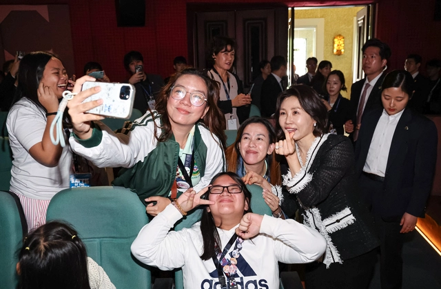 이재명 대통령과 필리핀을 국빈방문한 김혜경 여사가 4일 마닐라 메트로폴리탄 극장에서 열린 ‘모두의 케이팝’ 행사에서 참석자와 기념촬영을 하고 있다. 연합뉴스