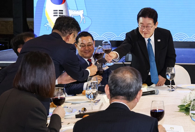 이재명 대통령과 김혜경 여사가 4일 필리핀 마닐라의 한 호텔에서 열린 동포 간담회에서 참석자들과 건배하고 있다. 연합뉴스