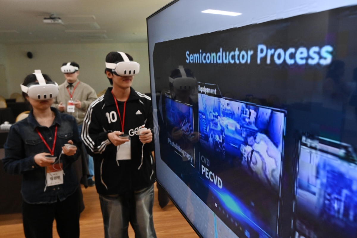 VR로 에어샤워·클린룸 완벽구현... 반도체 현장, 체험하며 익힌다['청... - 뉴스 썸네일 이미지