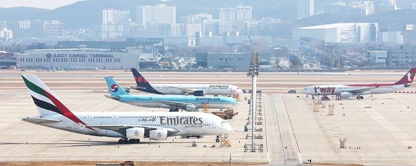 [단독]두바이에 발 묶인 여행객 “항공편에 탑승하고도 취소될 수 있어… 육로 이동도 고려 중” 
