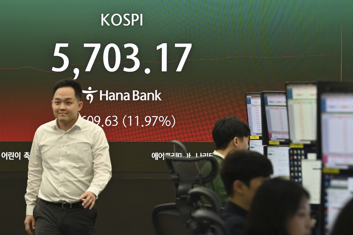 “손절·존버 갈피 못잡겠어요” 개미들...관건은 ‘빚투’