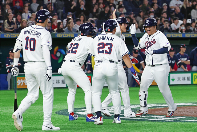 5일 일본 도쿄돔에서 열린 2026 WBC 조별리그 C조 1차전 대한민국과 체코의 경기. 1회말 1사 만루 문보경이 만루 홈런을 치고 홈을 밟은 뒤 동료선수들과 하이파이브를 하고 있다. 연합뉴스