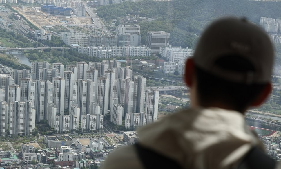 동탄 아파트 현관에 오물 뿌린 20대 “80만원 받고 대신해줬다” 진술