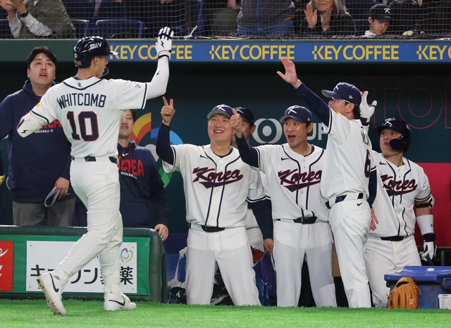 5일 일본 도코돔에서 열린 2026 월드베이스볼클래식(WBC) 조별리그 C조 1차전 한국과 체코의 경기. 5회말 1사 1루 한국 셰이 위트컴이 2점 홈런을 친 뒤 류지현 감독의 환대를 받고 있다. 연합뉴스